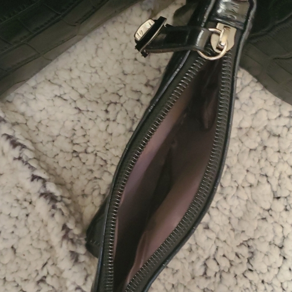 Black 4 Piece Crocodile Pattern Purse Set - Picture 5 of 8